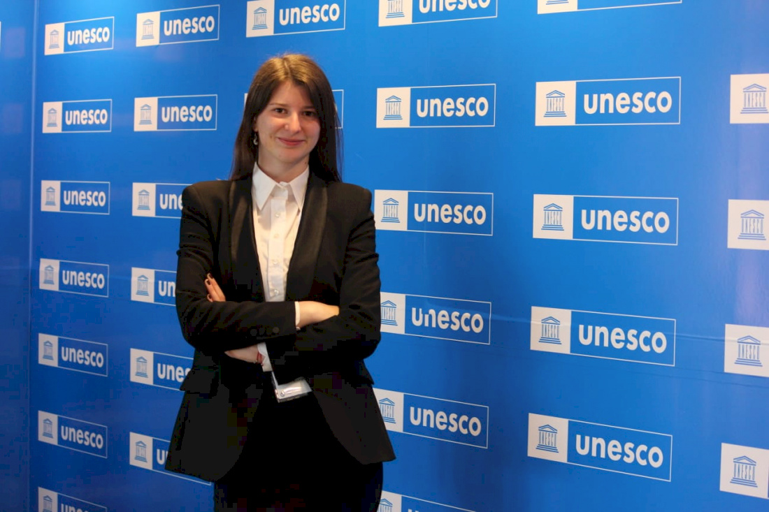 mujer con brazos cruzados en un photocall